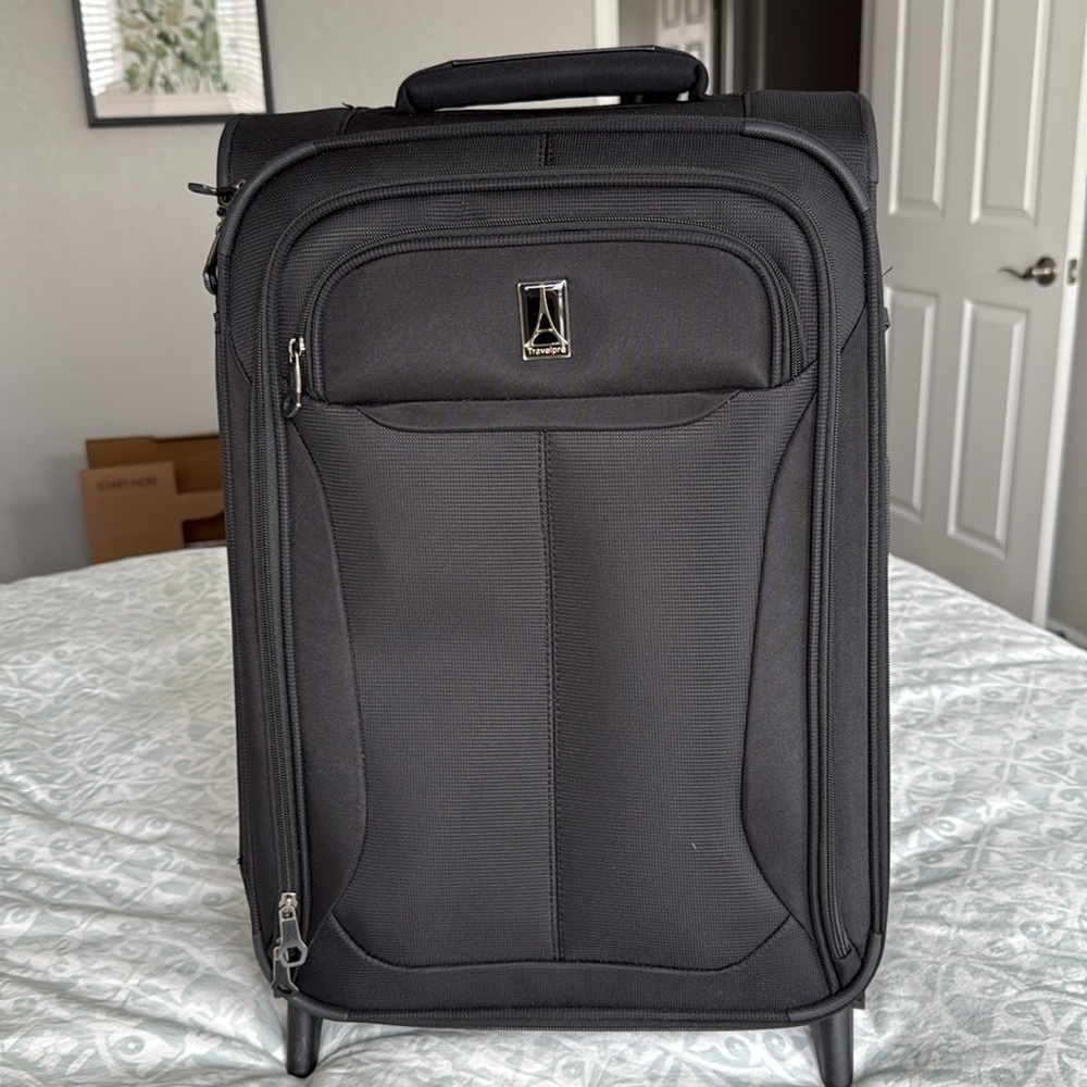 Travelpro Carry-on Expandable Rollaboard Suitcase Luggage